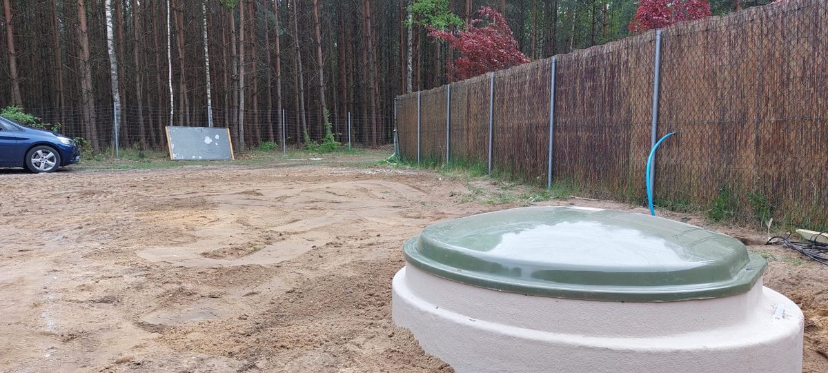 Gotowa instalacja oczyszczalni KINGSPAN w ogrodzie