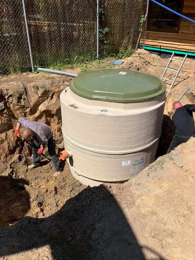 Montaż BioDisc KINGSPAN przy drewnianym domu